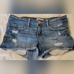 Junior Aero jeans shorts with lace pockets.